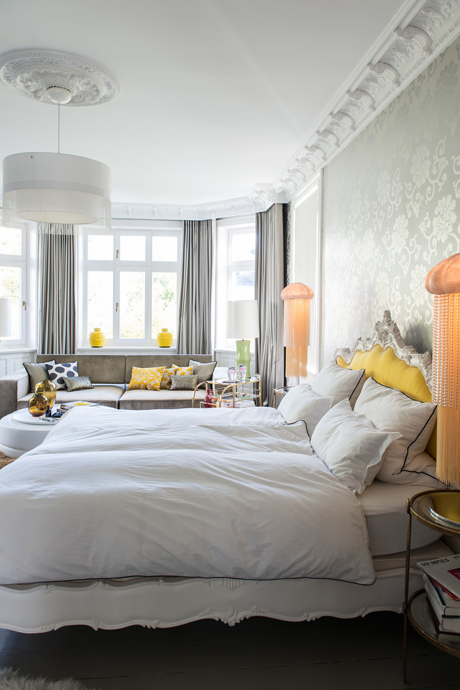 ハンブルクにある広いエクレクティックスタイルのおしゃれな主寝室 (マルチカラーの壁)