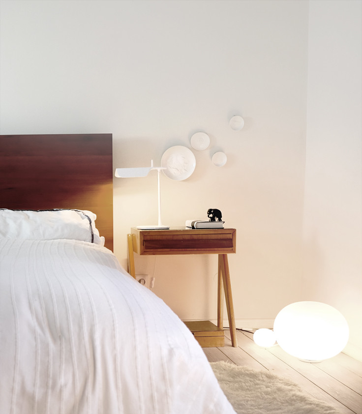 Ejemplo de dormitorio principal moderno con paredes beige, suelo de madera pintada y suelo blanco