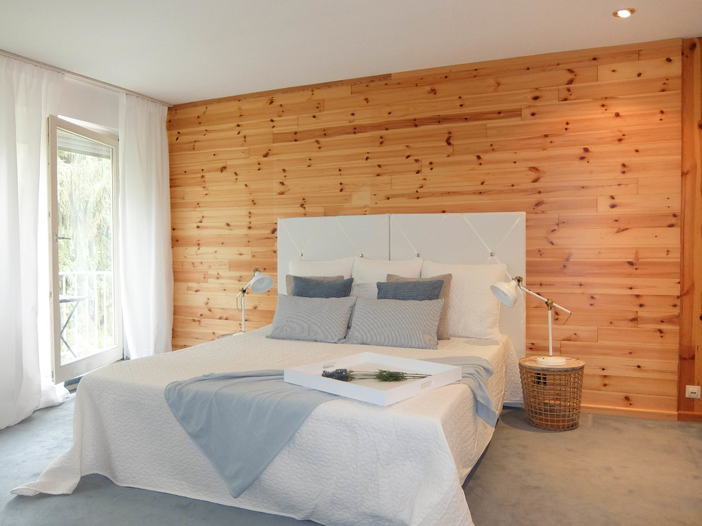 На фото: хозяйская спальня среднего размера в стиле кантри с коричневыми стенами, ковровым покрытием и серым полом без камина