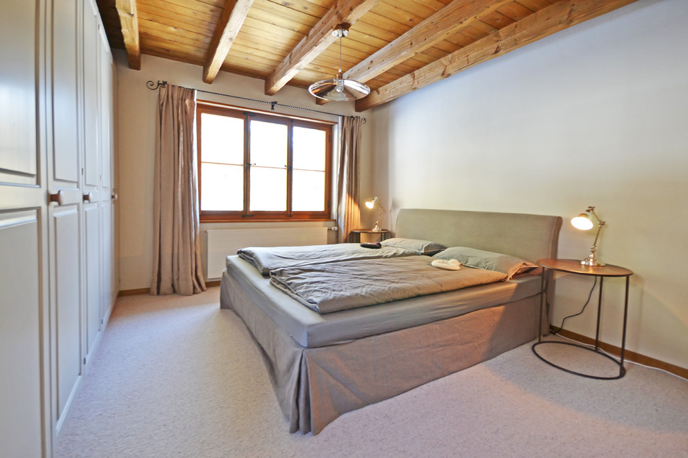 Mittelgroßes Landhausstil Hauptschlafzimmer mit weißer Wandfarbe, Teppichboden und grauem Boden in Sonstige