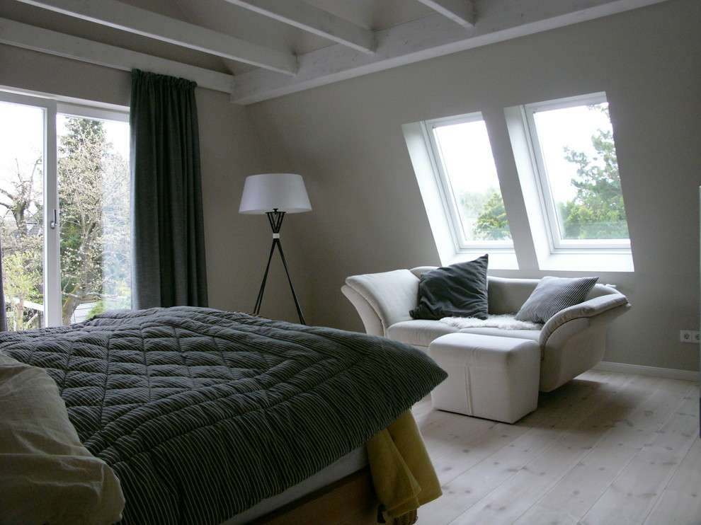 Foto de dormitorio principal clásico de tamaño medio con paredes grises y suelo de madera pintada