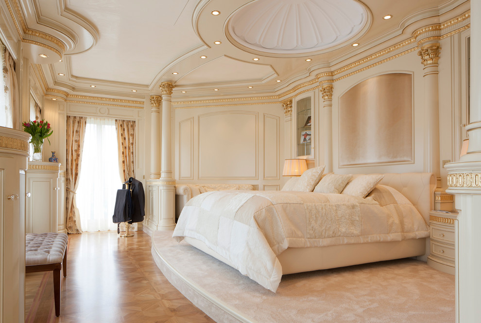 他の地域にある巨大なトラディショナルスタイルのおしゃれな主寝室 (ベージュの壁、無垢フローリング)