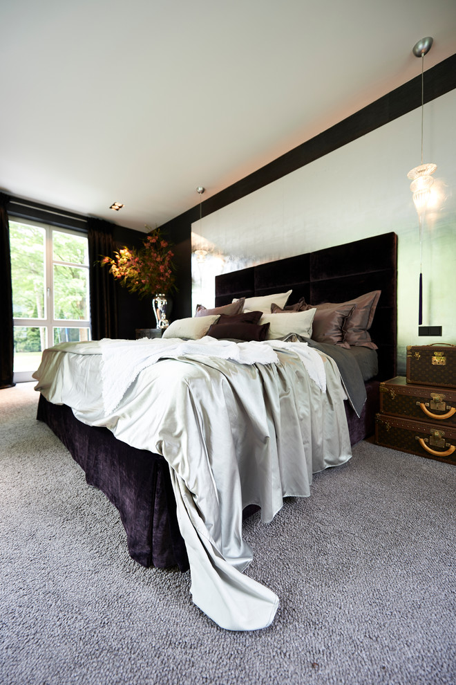 Источник вдохновения для домашнего уюта: большая хозяйская спальня в классическом стиле с черными стенами и ковровым покрытием без камина