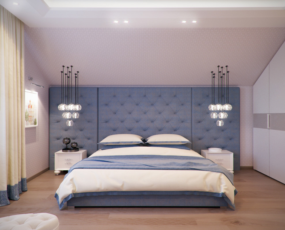 Diseño de dormitorio principal bohemio grande sin chimenea con paredes azules y suelo de madera clara