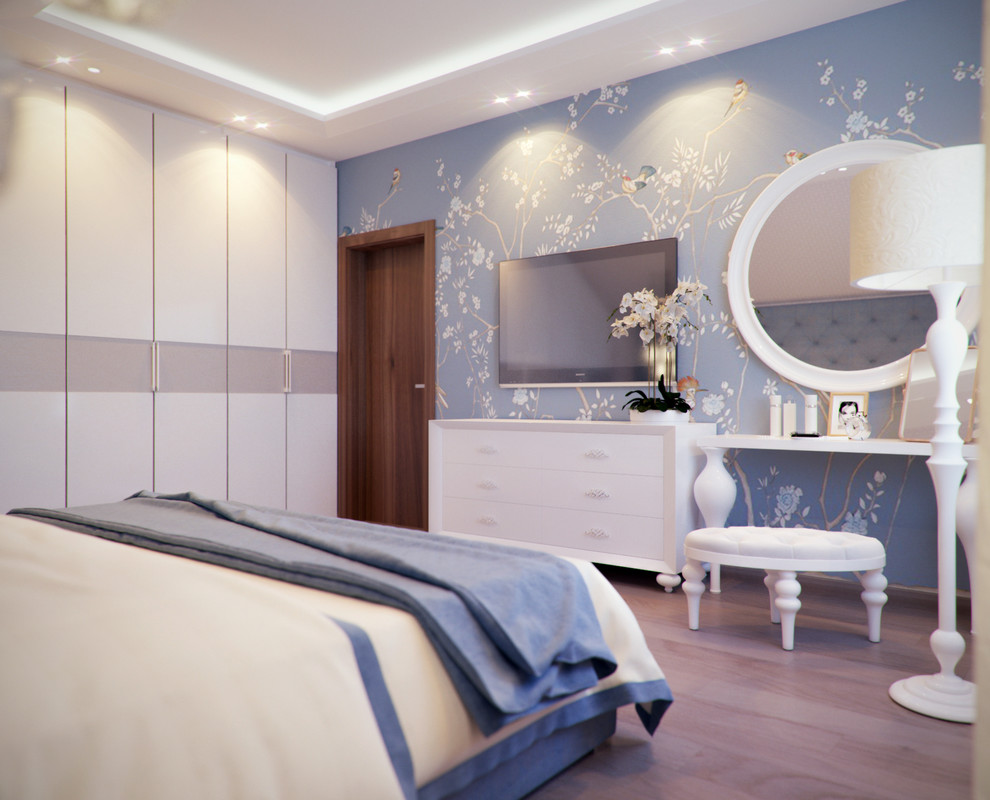 Свежая идея для дизайна: большая хозяйская спальня в стиле фьюжн с синими стенами и светлым паркетным полом без камина - отличное фото интерьера