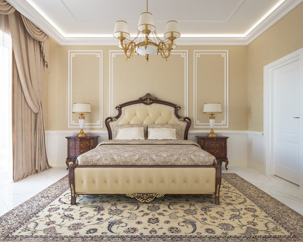 Свежая идея для дизайна: хозяйская спальня среднего размера в классическом стиле с бежевыми стенами и мраморным полом без камина - отличное фото интерьера
