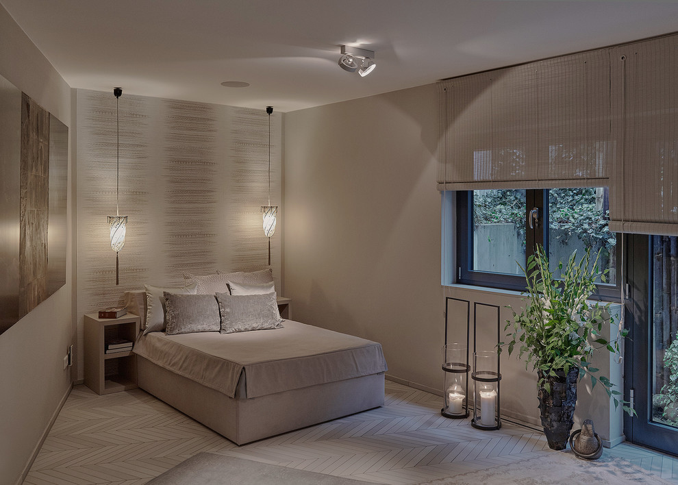 Mittelgroßes Modernes Gästezimmer ohne Kamin mit beiger Wandfarbe, hellem Holzboden und beigem Boden in Berlin