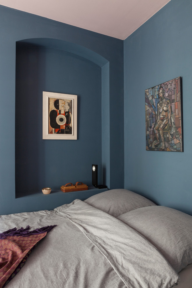 Bedroom - small scandinavian bedroom idea in Berlin with blue walls