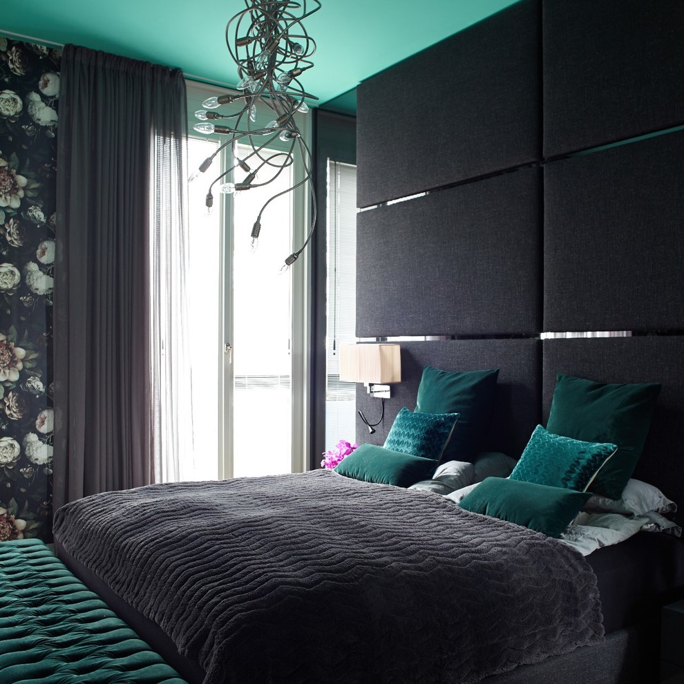 Imagen de dormitorio principal contemporáneo grande sin chimenea con paredes multicolor, suelo de madera en tonos medios y suelo marrón