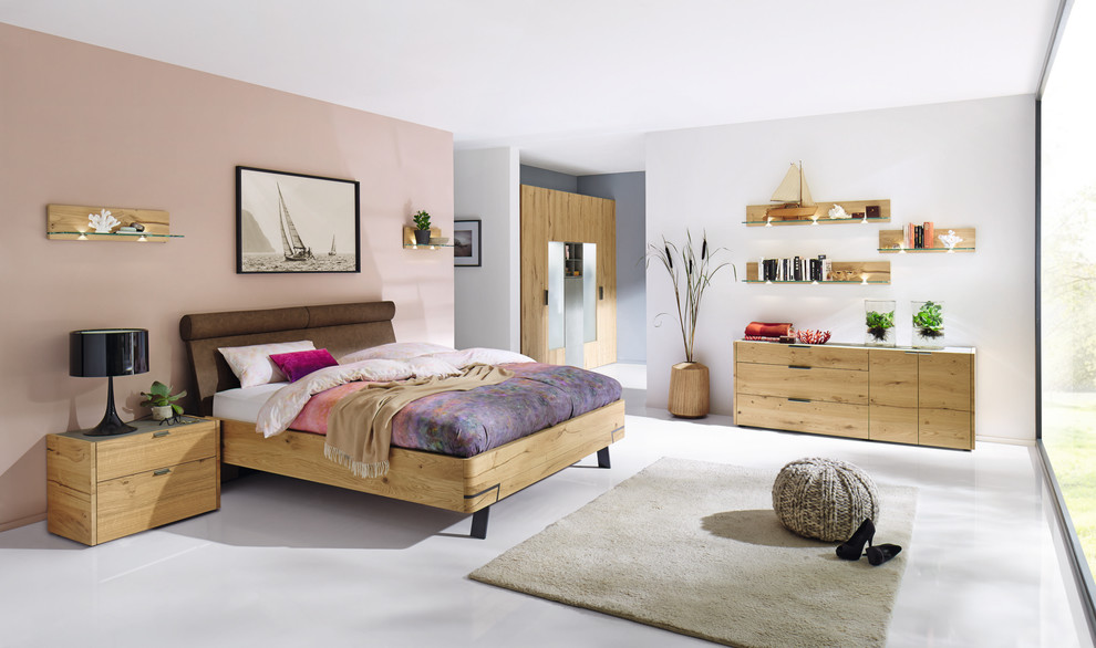 На фото: хозяйская спальня среднего размера в современном стиле с бетонным полом и серым полом без камина