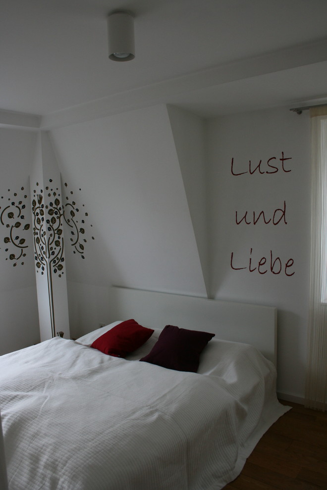 Schlafzimmer ohne Kamin mit weißer Wandfarbe in München