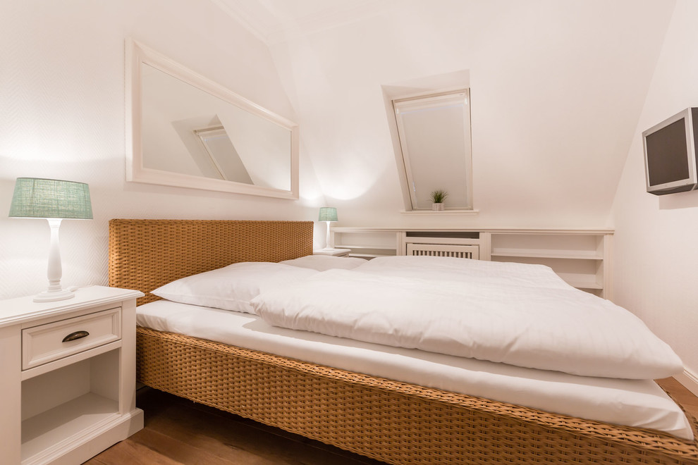 Foto de dormitorio escandinavo de tamaño medio sin chimenea con paredes blancas y suelo de madera en tonos medios