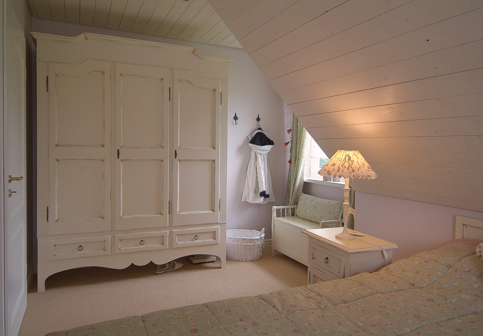This is an example of a rural bedroom in Dusseldorf.
