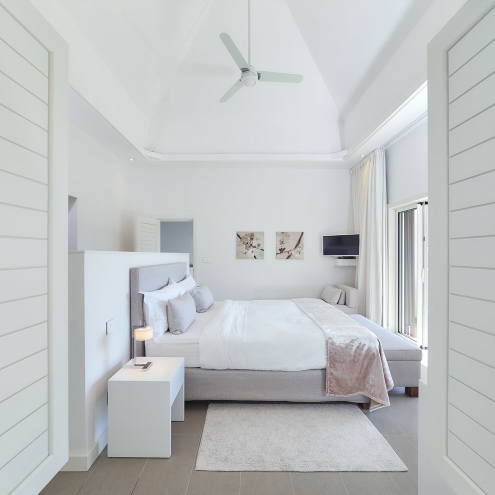 Источник вдохновения для домашнего уюта: хозяйская спальня среднего размера в морском стиле с белыми стенами и полом из керамической плитки