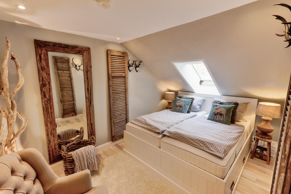 Mittelgroßes Uriges Hauptschlafzimmer ohne Kamin mit beiger Wandfarbe, hellem Holzboden und beigem Boden in Hannover