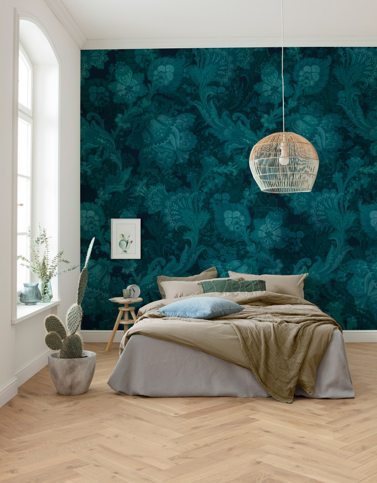 ミュンヘンにある広いコンテンポラリースタイルのおしゃれな主寝室 (青い壁、無垢フローリング、茶色い床) のレイアウト