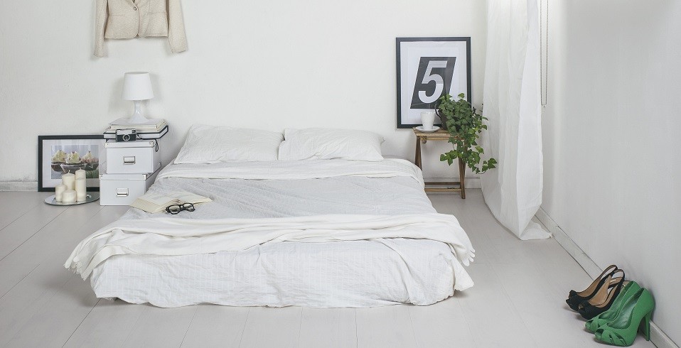 Diseño de dormitorio principal campestre de tamaño medio con paredes blancas, suelo de baldosas de cerámica y suelo blanco