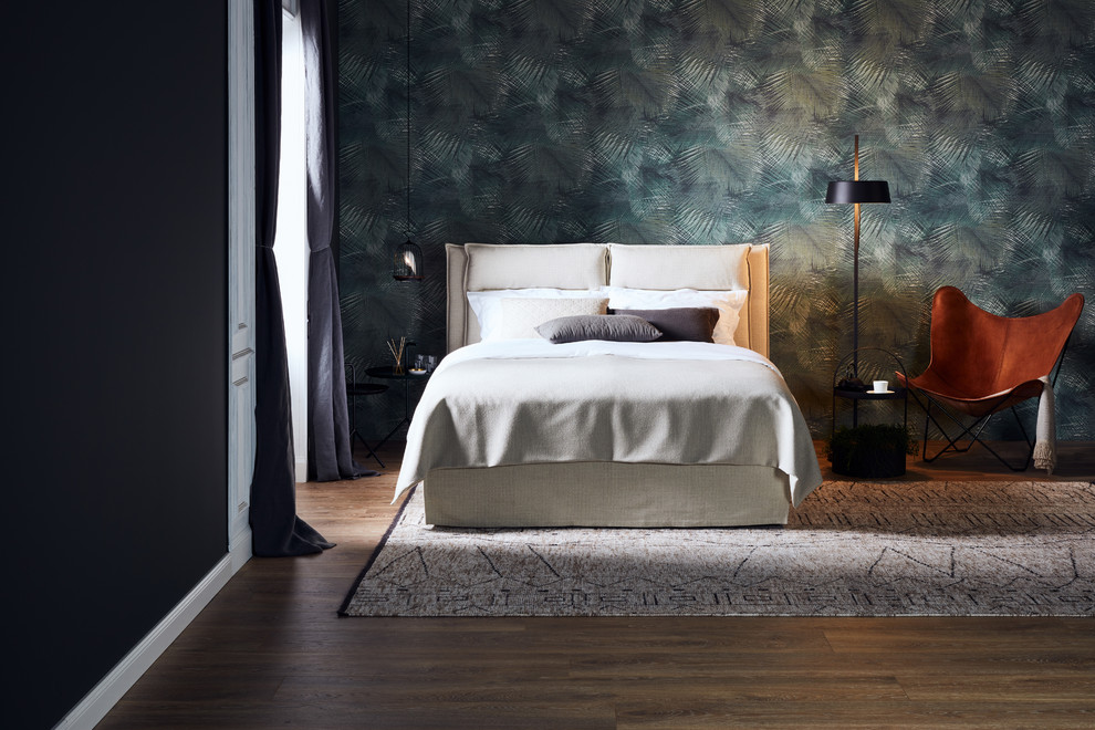 Mittelgroßes Modernes Hauptschlafzimmer ohne Kamin mit blauer Wandfarbe, braunem Holzboden und braunem Boden in Sonstige
