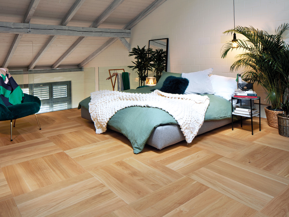 Mittelgroßes Modernes Hauptschlafzimmer ohne Kamin mit weißer Wandfarbe, braunem Holzboden und braunem Boden in Düsseldorf