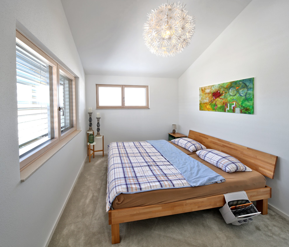 Mittelgroßes Modernes Hauptschlafzimmer ohne Kamin mit weißer Wandfarbe, Teppichboden und grauem Boden in München