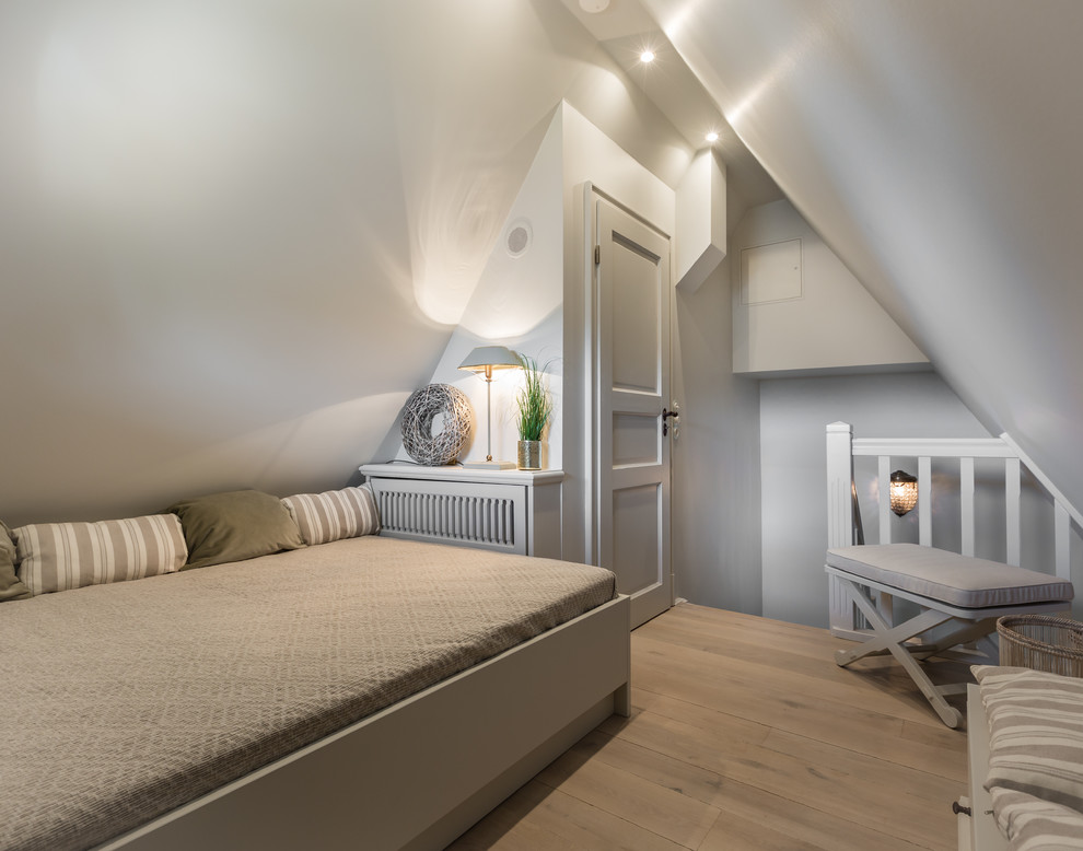 Kleines Country Schlafzimmer ohne Kamin mit braunem Holzboden und grauer Wandfarbe in Sonstige