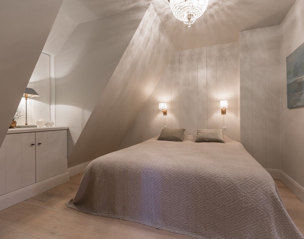 Kleines Landhausstil Schlafzimmer im Dachboden ohne Kamin mit grauer Wandfarbe und hellem Holzboden in Sonstige