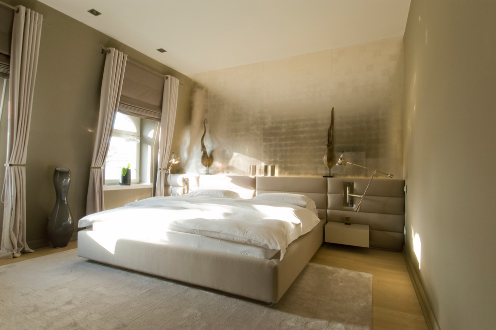 Foto de dormitorio principal contemporáneo de tamaño medio sin chimenea con paredes marrones y suelo de madera clara