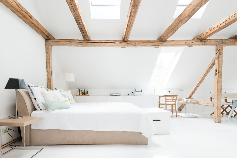 Foto de dormitorio principal escandinavo extra grande con paredes blancas y techo inclinado