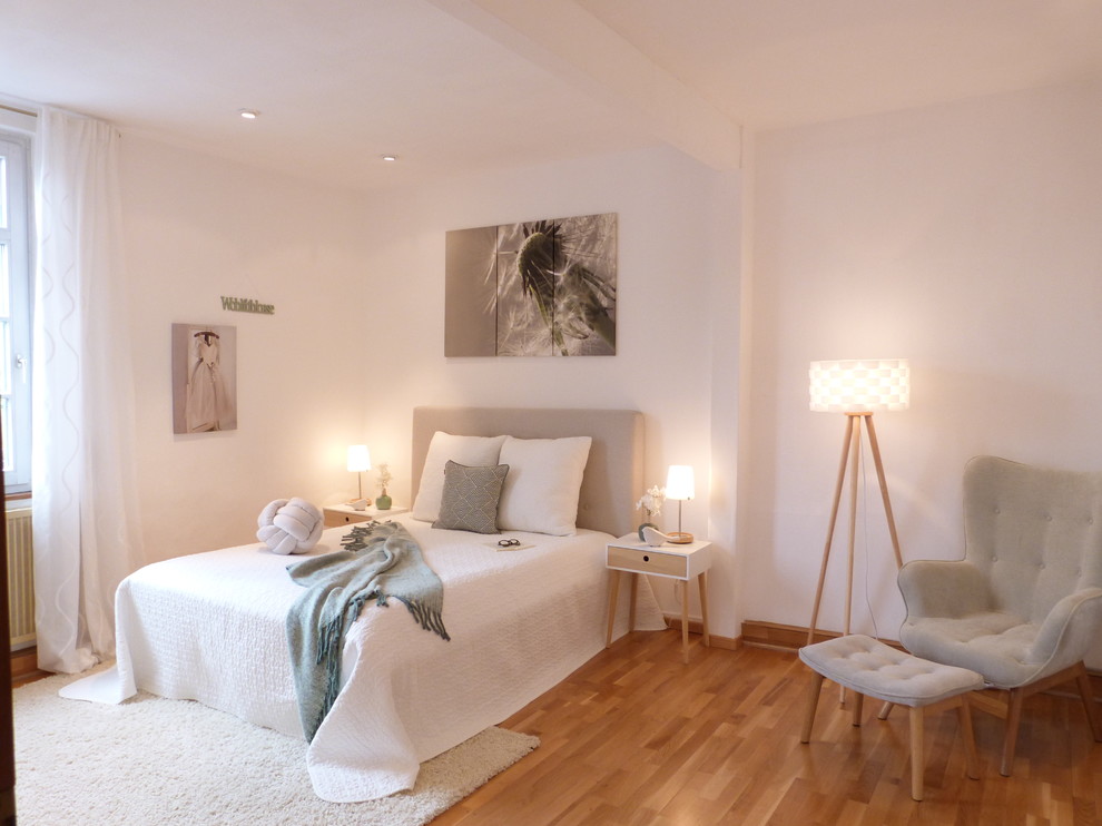 Свежая идея для дизайна: хозяйская спальня среднего размера в скандинавском стиле с белыми стенами, паркетным полом среднего тона и коричневым полом без камина - отличное фото интерьера