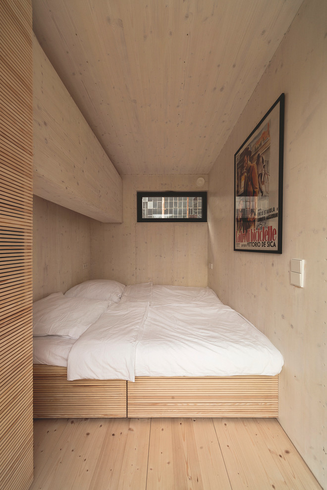 На фото: маленькая спальня в современном стиле для на участке и в саду
