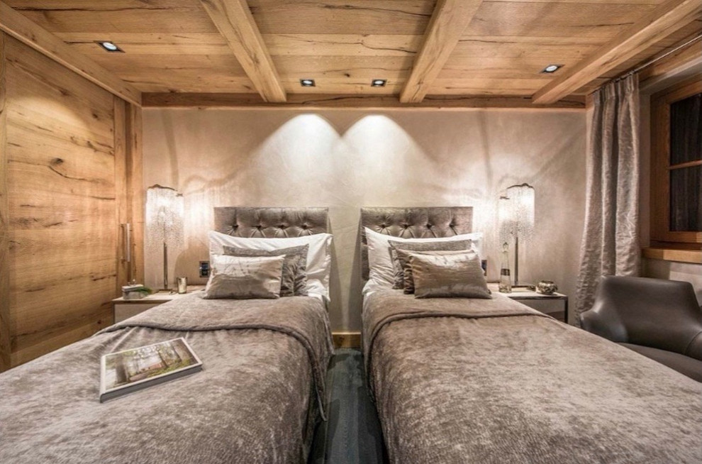Modelo de habitación de invitados campestre extra grande con paredes blancas, suelo de mármol y suelo gris
