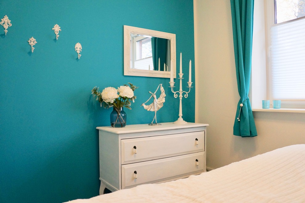 На фото: маленькая гостевая спальня (комната для гостей) в современном стиле с синими стенами, полом из керамической плитки и черным полом без камина для на участке и в саду