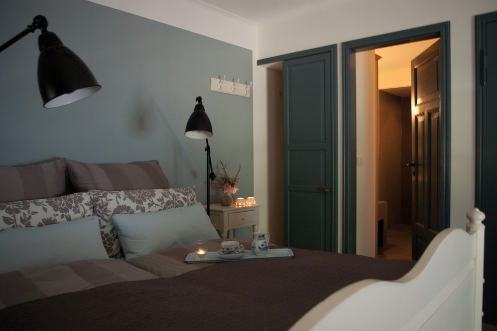 Imagen de habitación de invitados de estilo de casa de campo de tamaño medio con paredes azules