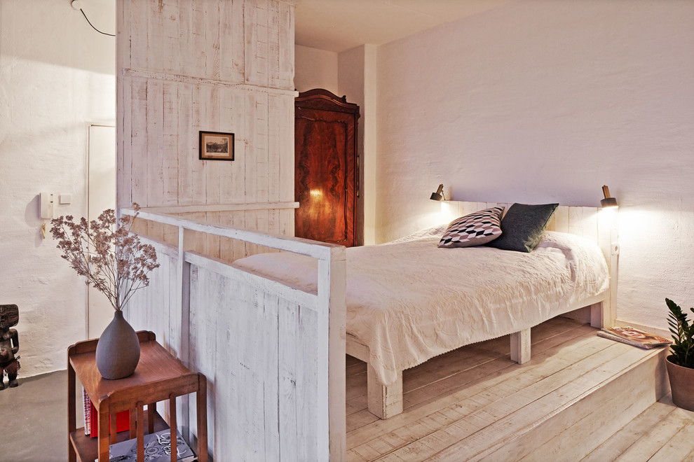 Exemple d'une chambre mansardée ou avec mezzanine scandinave de taille moyenne avec un mur blanc, parquet clair, un sol beige et aucune cheminée.