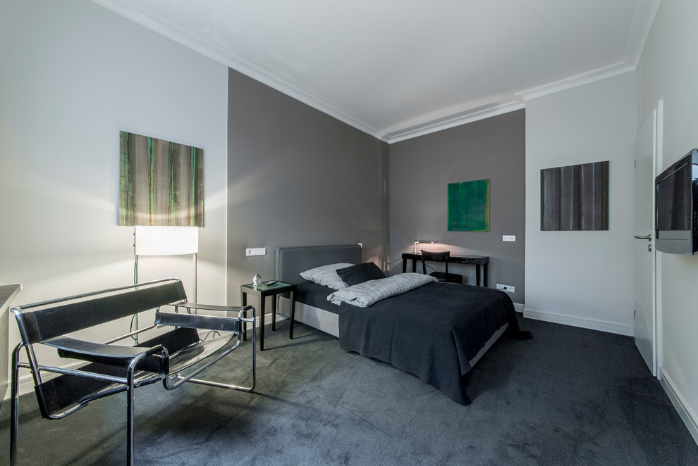 Mittelgroßes Modernes Hauptschlafzimmer ohne Kamin mit grauer Wandfarbe, Teppichboden und grauem Boden in Hannover