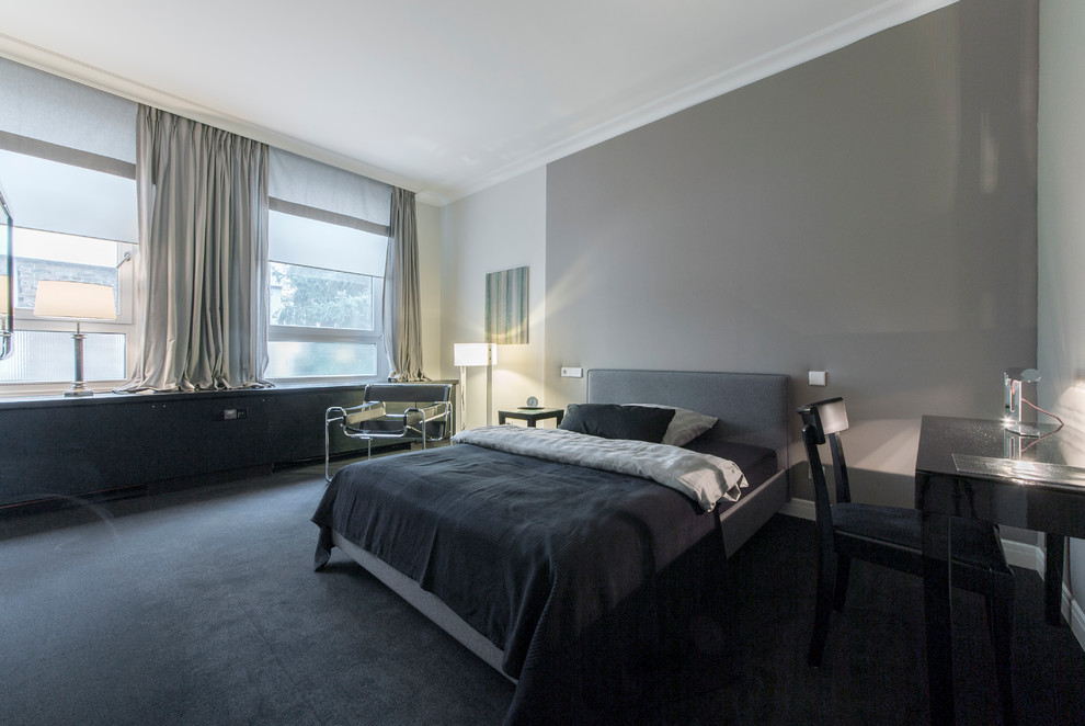 Стильный дизайн: хозяйская спальня среднего размера в современном стиле с серыми стенами, ковровым покрытием и серым полом без камина - последний тренд