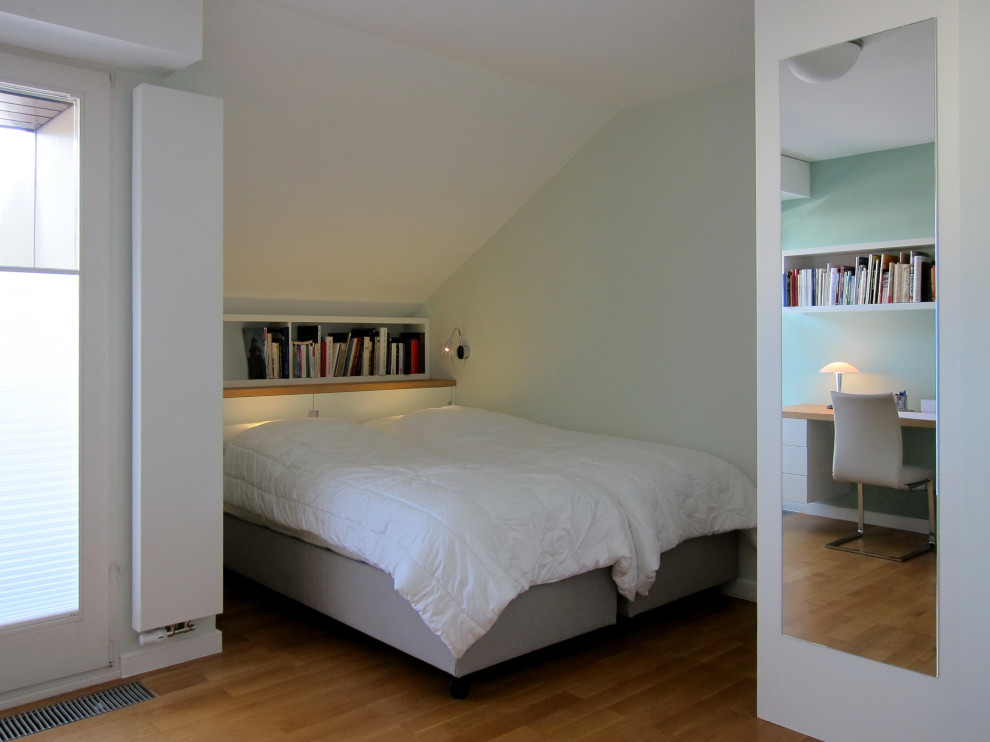 Kleines Modernes Gästezimmer mit grüner Wandfarbe, braunem Holzboden und braunem Boden in Bonn
