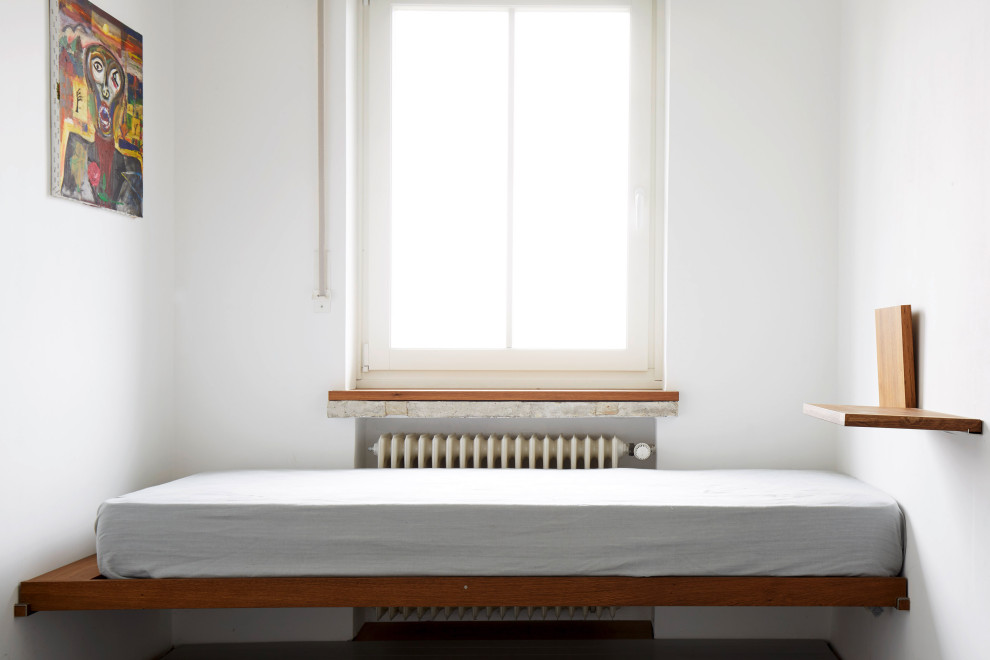 Foto de dormitorio minimalista pequeño con paredes blancas