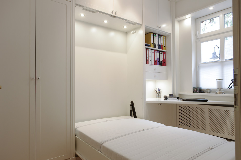 Mittelgroßes Modernes Gästezimmer mit weißer Wandfarbe, dunklem Holzboden und braunem Boden in Sonstige