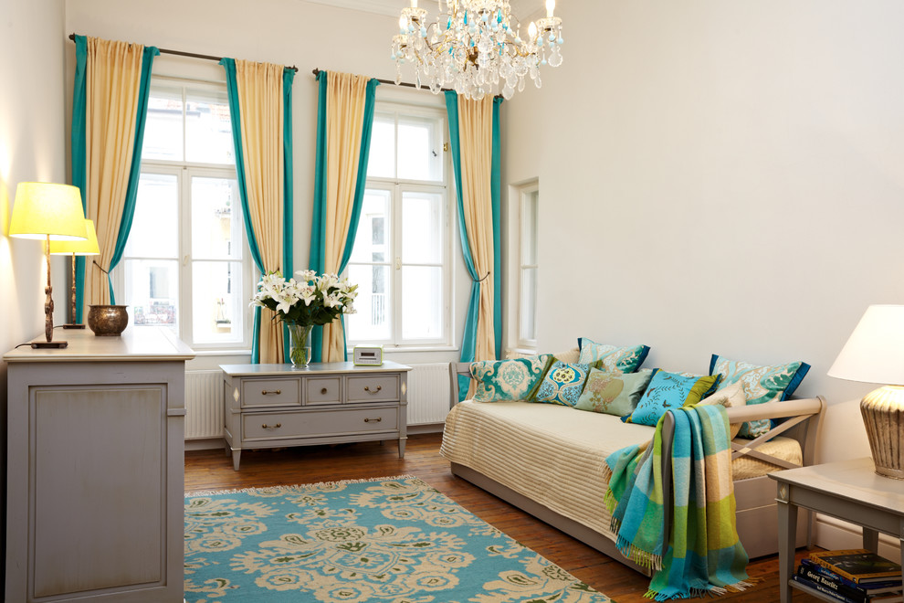 Imagen de habitación de invitados clásica de tamaño medio sin chimenea con paredes blancas y suelo de madera en tonos medios