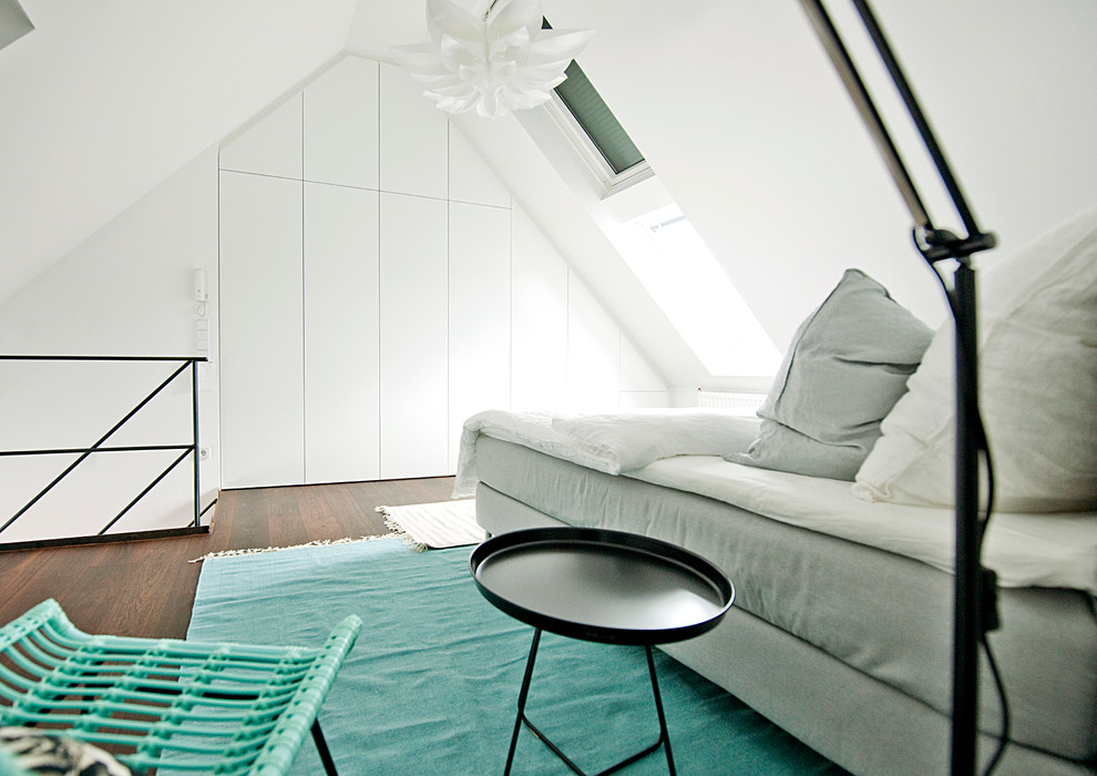 Foto de dormitorio tipo loft escandinavo pequeño con paredes blancas y suelo de madera oscura