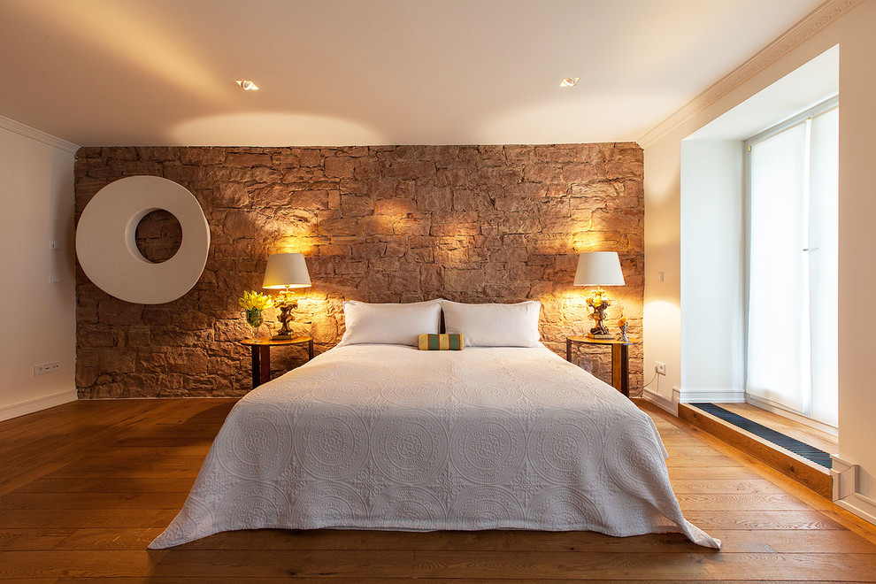Großes Rustikales Hauptschlafzimmer ohne Kamin mit braunem Holzboden und weißer Wandfarbe in Düsseldorf