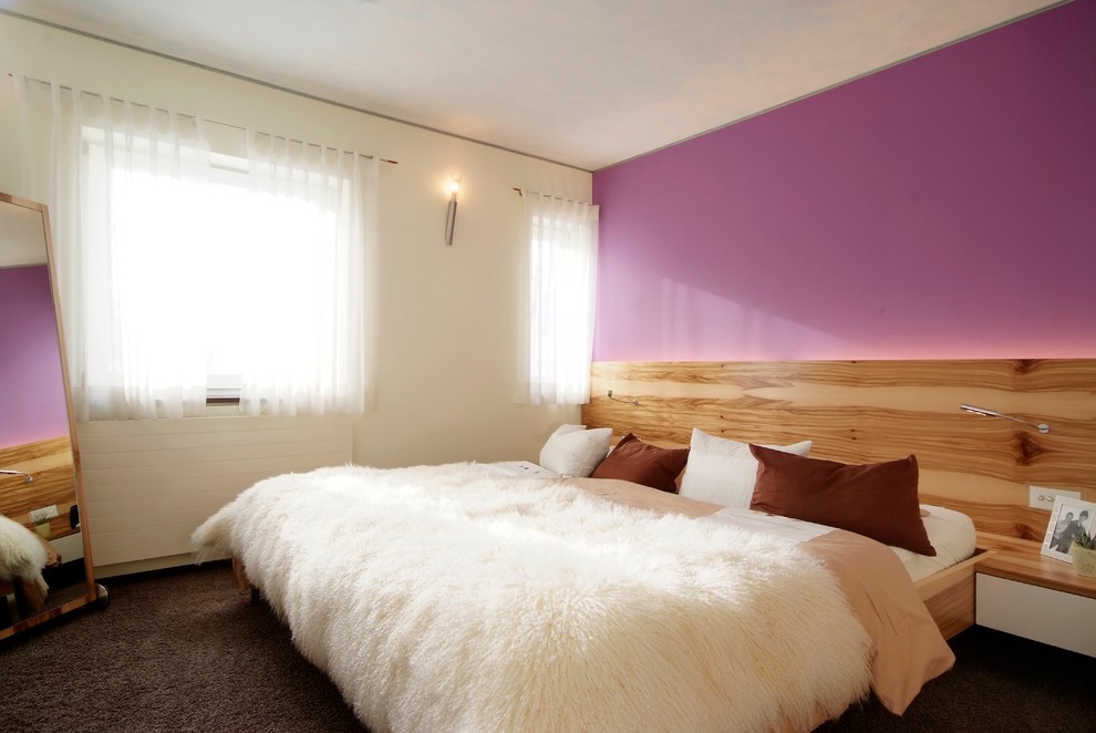 Foto di una camera matrimoniale minimal di medie dimensioni con pareti viola, moquette e pavimento marrone