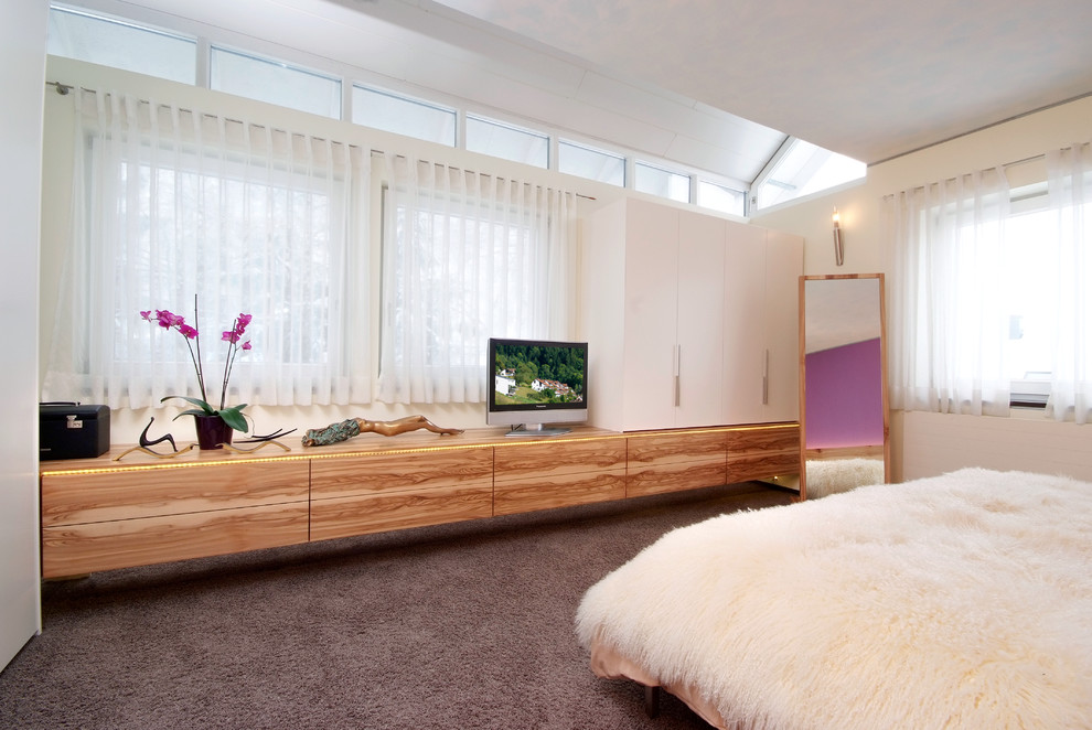 Mittelgroßes Modernes Hauptschlafzimmer mit lila Wandfarbe, Teppichboden und braunem Boden in Stuttgart