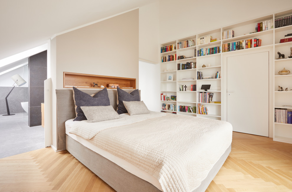 ミュンヘンにあるコンテンポラリースタイルのおしゃれな主寝室 (白い壁、淡色無垢フローリング、暖炉なし、三角天井) のレイアウト