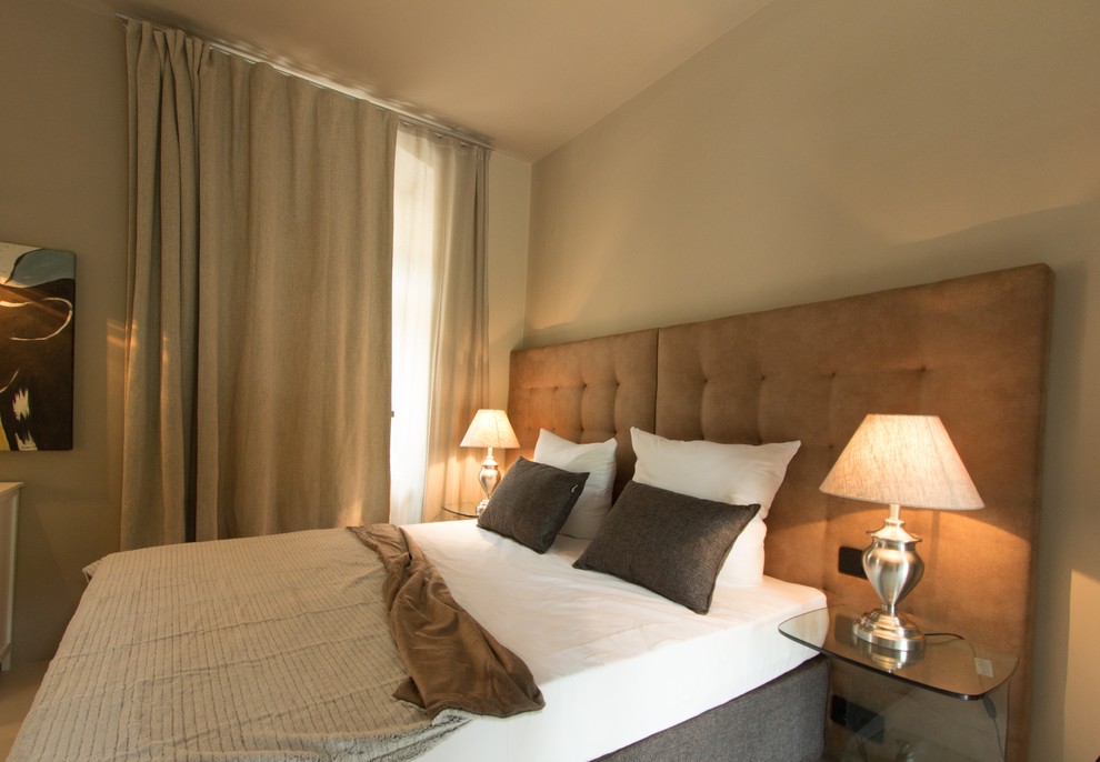 Foto de dormitorio de estilo de casa de campo con paredes marrones y suelo de cemento