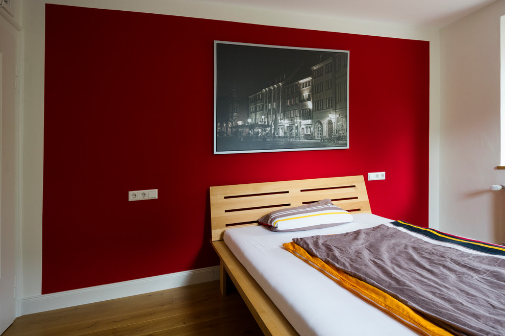 Стильный дизайн: спальня в стиле модернизм с красными стенами - последний тренд