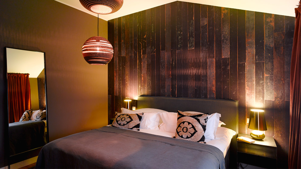 На фото: хозяйская спальня среднего размера в современном стиле с коричневыми стенами без камина с