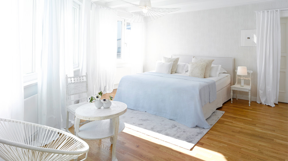 Свежая идея для дизайна: большая хозяйская спальня в классическом стиле с белыми стенами и паркетным полом среднего тона без камина - отличное фото интерьера