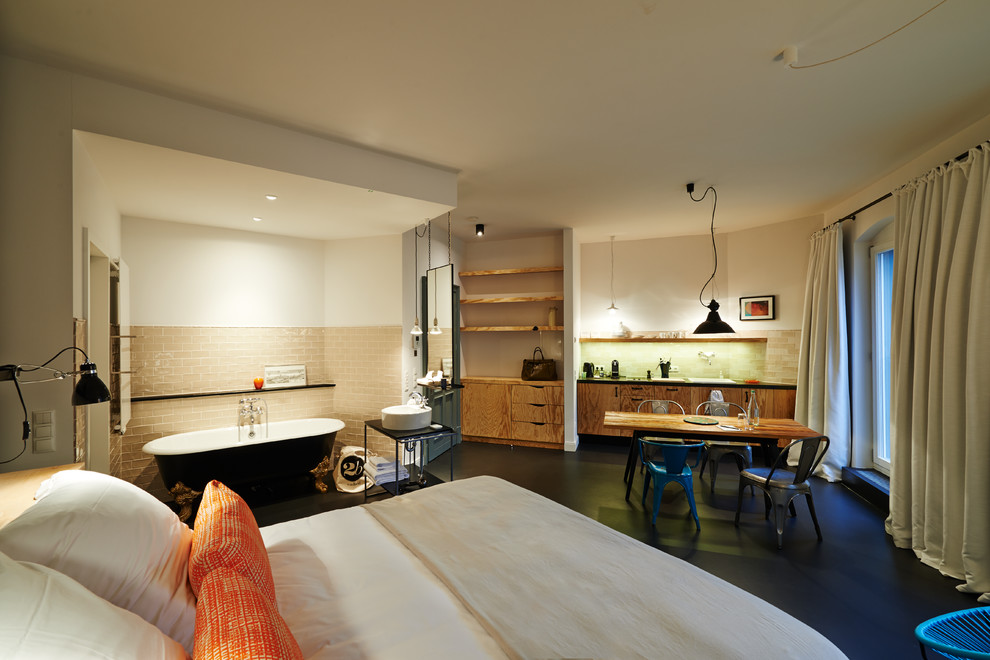 Идея дизайна: спальня в современном стиле с белыми стенами без камина